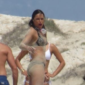 Exclusif - Michelle Rodriguez en vacances avec Mohammed Al Turki et d'autres amis à Formentera, le 9 août 2015.
