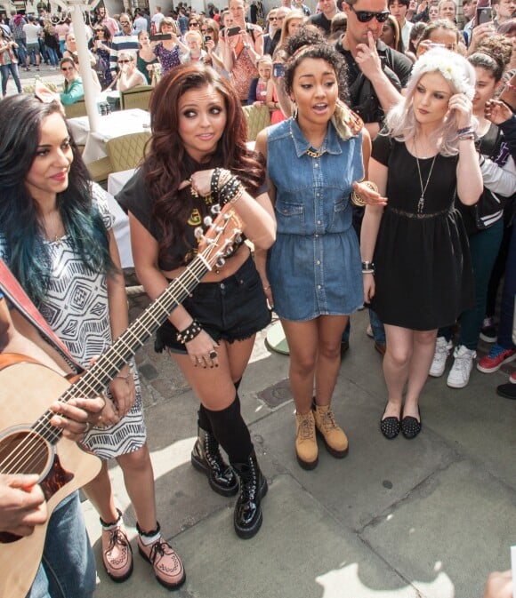 Le groupe "Little Mix" fait la promotion de son nouveau single en distribuant des glaces sur Covent Garden Piazza a Londres. Le 6 mai 2013