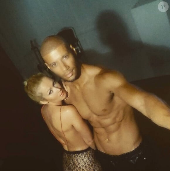Tatiana et Xavier Delarue en shooting sexy, lundi 17 août 2015.