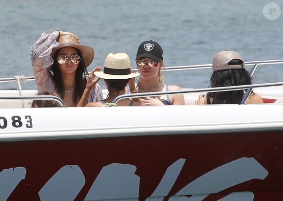 Kendall Jenner, Khloé et Kourtney (de dos) Kardashian à Saint-Barthélemy, le 18 août 2015.