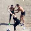 Kourtney et Khloé Kardashian font du sport sur une plage de Saint-Barthélemy, le 18 août 2015.