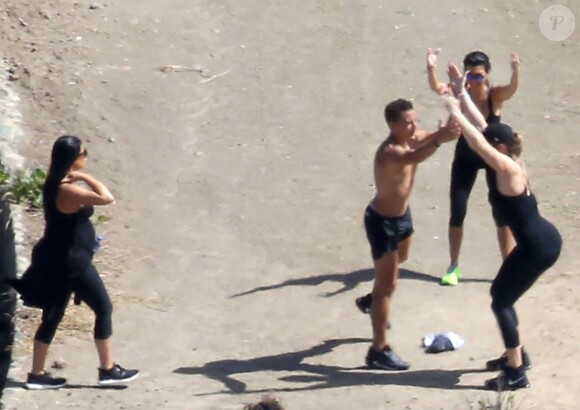 Kim, Kourtney et Khloé Kardashian s'exercent sur une plage de Saint-Barthélemy, le 18 août 2015.