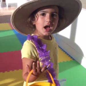 Mabel Ray, 3 ans, fete l'anniversaire de sa soeur ainée Rumer Willis. Vidéo postée le 17 aout 2015.