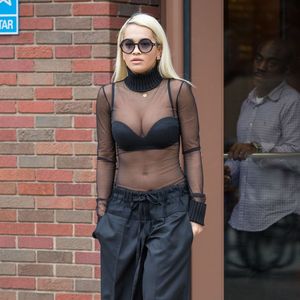 Rita Ora se rend dans les studios d'une radio pour faire la promotion de son nouveau single "Body On Me" à New York, le 11 août 2015. 