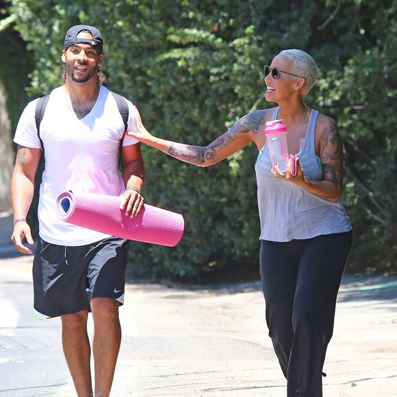 Amber Rose pratique la boxe avec son coach sportif à Los Angeles le 26 juin 2015.  