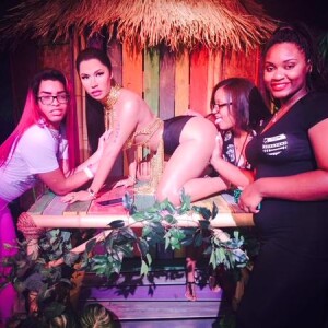 Trois fans de Nicki Minaj à la présentation de sa statue au musée Madame Tussauds, à Las Vegas.