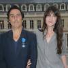 Yvan Attal a reçu les insignes de Chevalier de l'ordre national du Mérite et pose avec Charlotte Gainsbourg au ministère de la Culture à Paris le 19 juin 2013.