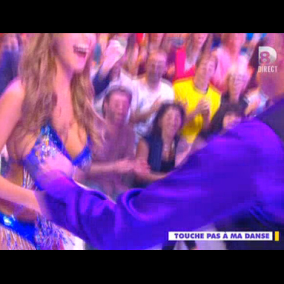 Le twerk de Nabilla et Gilles Verdez dans TPMP, le 5 novembre. Séquence à l'origine de la dispute qui a dégénéré entre la belle et Thomas Vergara, dans la nuit du 6 au 7 novembre 2014