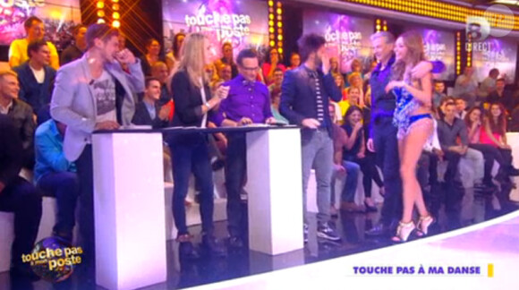 Le twerk de Nabilla et Gilles Verdez dans TPMP, le 5 novembre. Séquence à l'origine de la dispute qui a dégénéré entre la belle et Thomas Vergara, dans la nuit du 6 au 7 novembre 2014