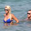 Amélie Neten (Star de Secret Story 4 et des Anges de la télé-réalité) et son compagnon Philippe Leonard (ex-footballeur) en vacances à la plage l'Eden à Saint-Tropez le 11 août 2015.