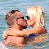 Amélie Neten (Star de Secret Story 4 et des Anges de la télé-réalité) et son compagnon Philippe Leonard en vacances à la plage l'Eden à Saint-Tropez le 11 août 2015.