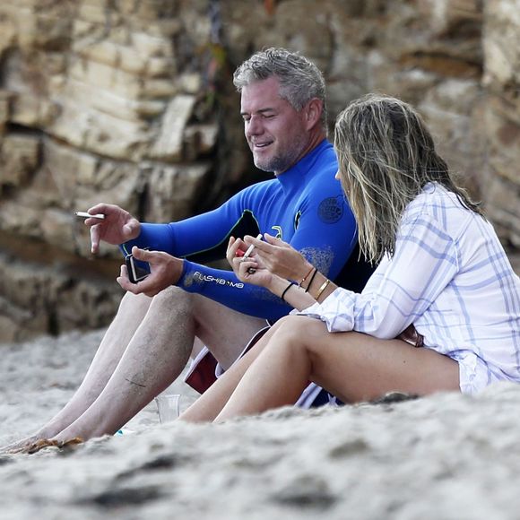 Eric Dane et sa femme Rebecca Gayheart à la plage de Malibu avec leurs filles Billie et Georgia le 21 août 2015.