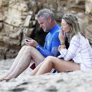 Eric Dane et sa femme Rebecca Gayheart à la plage de Malibu avec leurs filles Billie et Georgia le 21 août 2015.
