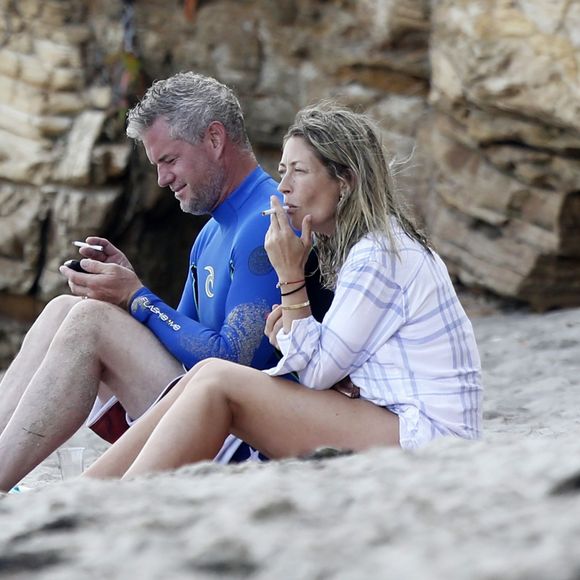 Eric Dane et sa femme Rebecca Gayheart à la plage de Malibu avec leurs filles Billie et Georgia le 21 août 2015.