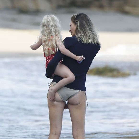 Eric Dane et sa femme Rebecca Gayheart à la plage de Malibu avec leurs filles Billie et Georgia le 21 août 2015.