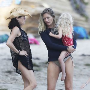 Eric Dane et sa femme Rebecca Gayheart à la plage de Malibu avec leurs filles Billie et Georgia le 21 août 2015.