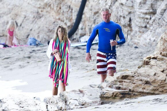 Eric Dane et sa femme Rebecca Gayheart à la plage de Malibu avec leurs filles Billie et Georgia le 21 août 2015.
