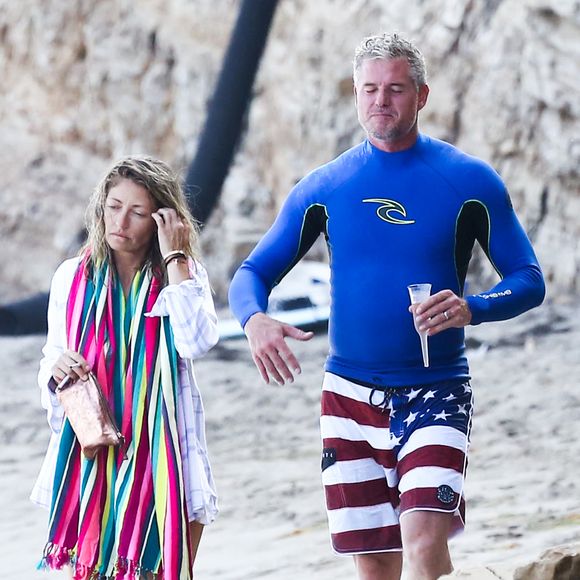 Eric Dane et sa femme Rebecca Gayheart à la plage de Malibu avec leurs filles Billie et Georgia le 21 août 2015.