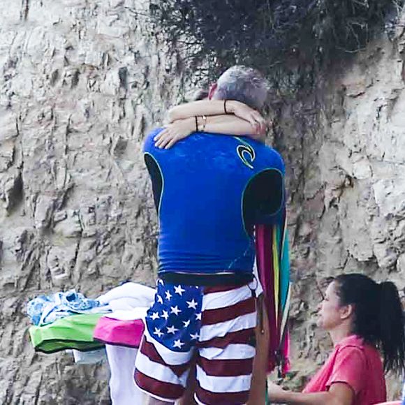 Eric Dane et sa femme Rebecca Gayheart à la plage de Malibu avec leurs filles Billie et Georgia le 21 août 2015.