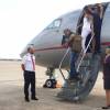 Exclusif - George Clooney et sa femme Amal Alamuddin Clooney débarquent d'un jet à Ibiza en compagnie de Cindy Crawford et son mari Rande Gerber le 22 août 2015. Il descend de l'avion avec un carton de sa Tequila "Casamigos" sous le bras.