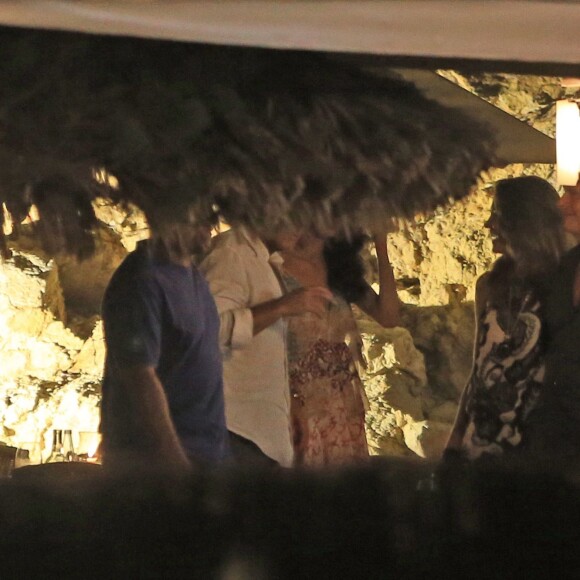 George Clooney et sa femme Amal Alamuddin Clooney dînent avec des amis dont Cindy Crawford et son mari Rande Gerber à Ibiza le 22 août 2015.