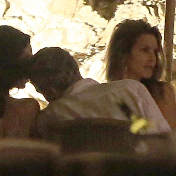 George Clooney et sa femme Amal Alamuddin Clooney dînent avec des amis dont Cindy Crawford et son mari Rande Gerber à Ibiza le 22 août 2015.