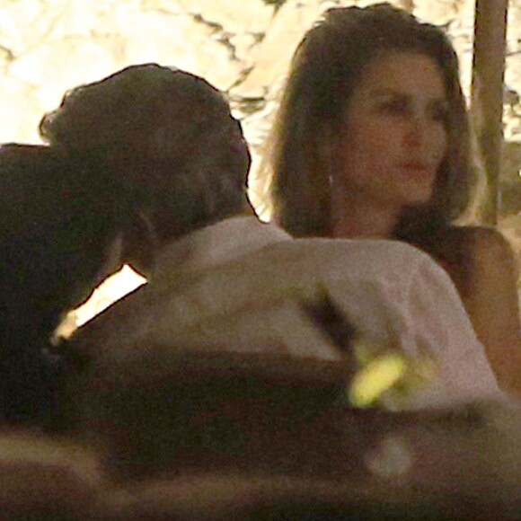 George Clooney et sa femme Amal Alamuddin Clooney dînent avec des amis dont Cindy Crawford et son mari Rande Gerber à Ibiza le 22 août 2015.