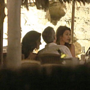 George Clooney et sa femme Amal Alamuddin Clooney dînent avec des amis dont Cindy Crawford et son mari Rande Gerber à Ibiza le 22 août 2015.