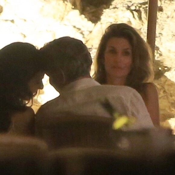 George Clooney et sa femme Amal Alamuddin Clooney dînent avec des amis dont Cindy Crawford et son mari Rande Gerber à Ibiza le 22 août 2015.
