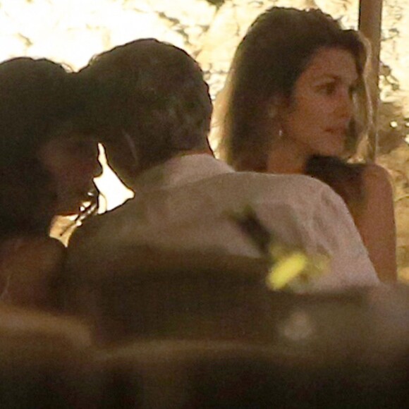 George Clooney et sa femme Amal Alamuddin Clooney dînent avec des amis dont Cindy Crawford et son mari Rande Gerber à Ibiza le 22 août 2015.