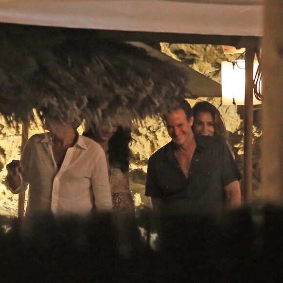 George Clooney et sa femme Amal Alamuddin Clooney dînent avec des amis dont Cindy Crawford et son mari Rande Gerber à Ibiza le 22 août 2015.
