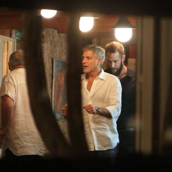 George Clooney et sa femme Amal Alamuddin Clooney dînent avec des amis dont Cindy Crawford et son mari Rande Gerber à Ibiza le 22 août 2015.