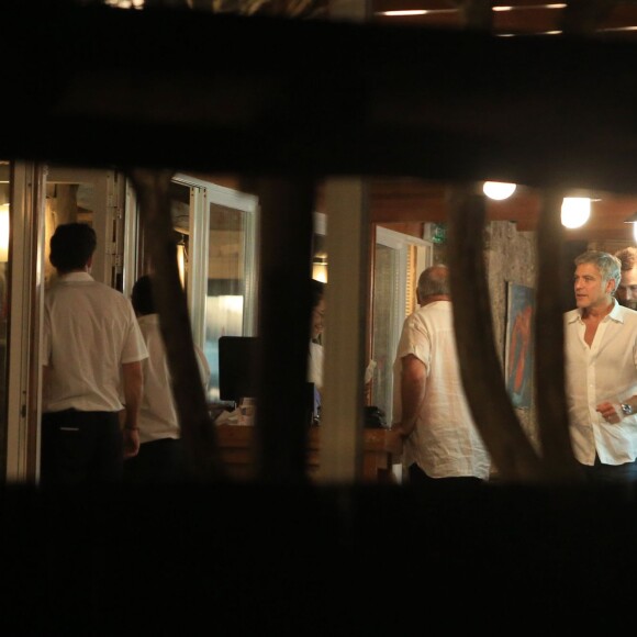 George Clooney et sa femme Amal Alamuddin Clooney dînent avec des amis dont Cindy Crawford et son mari Rande Gerber à Ibiza le 22 août 2015.
