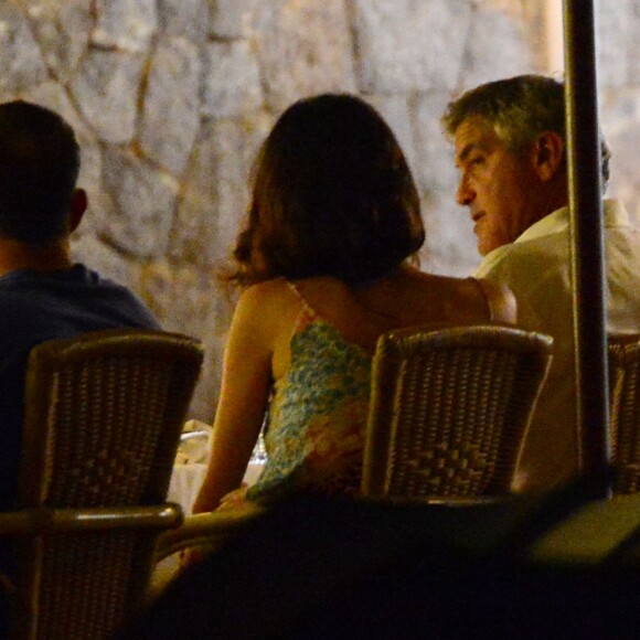 George Clooney et sa femme Amal Alamuddin Clooney dînent avec des amis dont Cindy Crawford et son mari Rande Gerber à Ibiza le 22 août 2015.