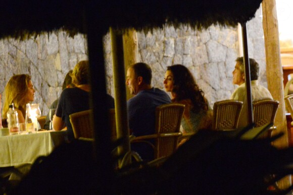 George Clooney et sa femme Amal Alamuddin Clooney dînent avec des amis dont Cindy Crawford et son mari Rande Gerber à Ibiza le 22 août 2015.