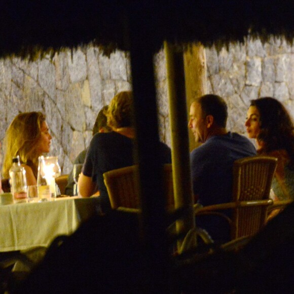 George Clooney et sa femme Amal Alamuddin Clooney dînent avec des amis dont Cindy Crawford et son mari Rande Gerber à Ibiza le 22 août 2015.