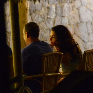 George Clooney et sa femme Amal Alamuddin Clooney dînent avec des amis dont Cindy Crawford et son mari Rande Gerber à Ibiza le 22 août 2015.