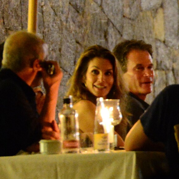 George Clooney et sa femme Amal Alamuddin Clooney dînent avec des amis dont Cindy Crawford et son mari Rande Gerber à Ibiza le 22 août 2015.