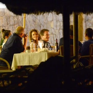 George Clooney et sa femme Amal Alamuddin Clooney dînent avec des amis dont Cindy Crawford et son mari Rande Gerber à Ibiza le 22 août 2015.