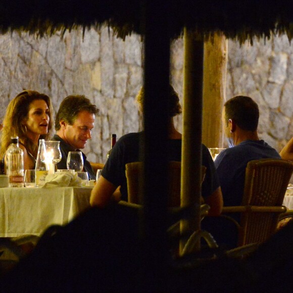George Clooney et sa femme Amal Alamuddin Clooney dînent avec des amis dont Cindy Crawford et son mari Rande Gerber à Ibiza le 22 août 2015.