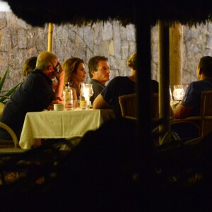 George Clooney et sa femme Amal Alamuddin Clooney dînent avec des amis dont Cindy Crawford et son mari Rande Gerber à Ibiza le 22 août 2015.