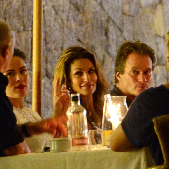 George Clooney et sa femme Amal Alamuddin Clooney dînent avec des amis dont Cindy Crawford et son mari Rande Gerber à Ibiza le 22 août 2015.