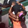 Serena Williams dans les bras de son coach et compagnon Patrick Mouratoglou peu après sa victoire, en finale dames de Roland-Garros à Paris, le samedi 6 juin 2015.