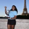 Serena Williams pose avec son trophée après la finale dames de Roland-Garros, à PAris le 6 jun 2015.