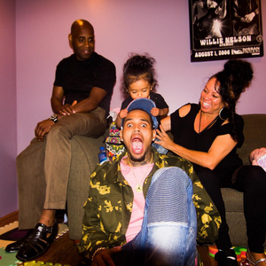 Chris Brown, sa mère Joyce Hawkins et la petite Royalty dans les coulisses du Jiffy Lube Live, à Bristow. Photo publiée le 22 août 2015.