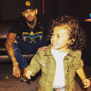 Chris Brown et sa fille Royalty. Photo publiée le 23 août 2015.