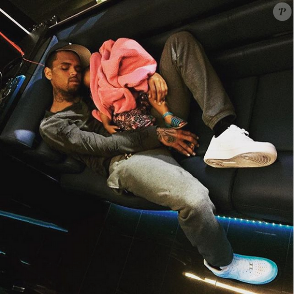 Chris Brown et Royalty font la sieste dans le bus de tournée du chanteur. Photo publiée le 22 août 2015.