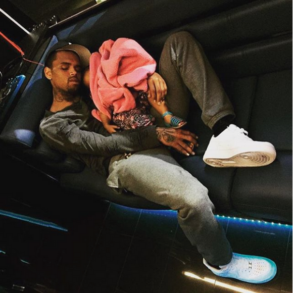 Chris Brown et Royalty font la sieste dans le bus de tournée du chanteur. Photo publiée le 22 août 2015.