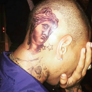 Chris Brown a un nouveau tatouage : le visage de la Vénus de Milo, sur le crâne ! Photo publiée le 25 août 2015.