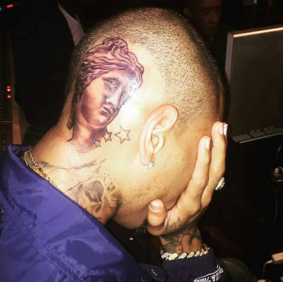 Chris Brown a un nouveau tatouage : le visage de la Vénus de Milo, sur le crâne ! Photo publiée le 25 août 2015.